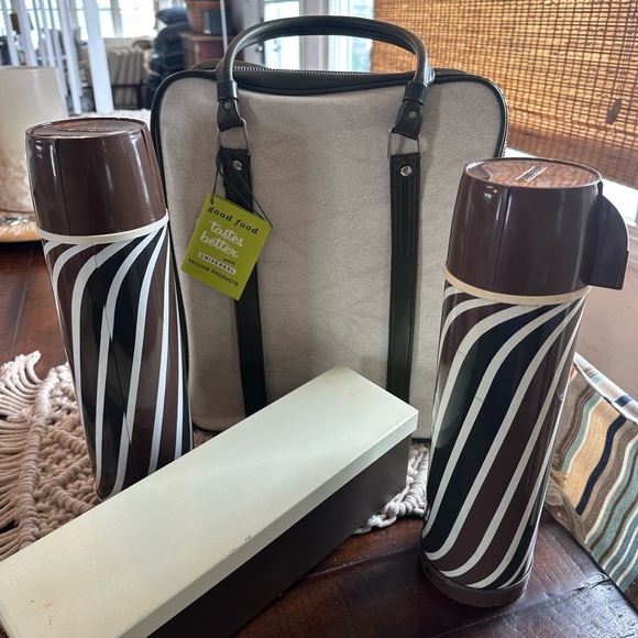 Vintage Universal Products picnic Set